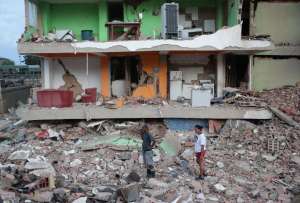 Residentes observan varios bloques de viviendas da&ntilde;ados por los terremotos en la localidad de Catia La Mar, en el estado costero de La Guaira (Venezuela) este jueves. 
