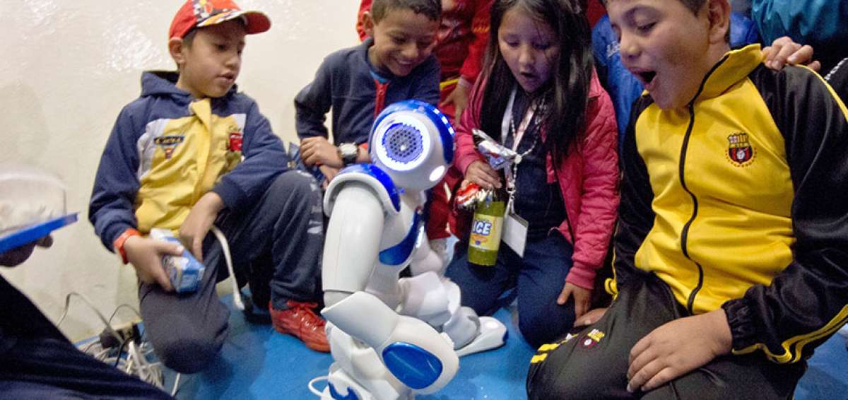 En la UTA se exponen 375 robots