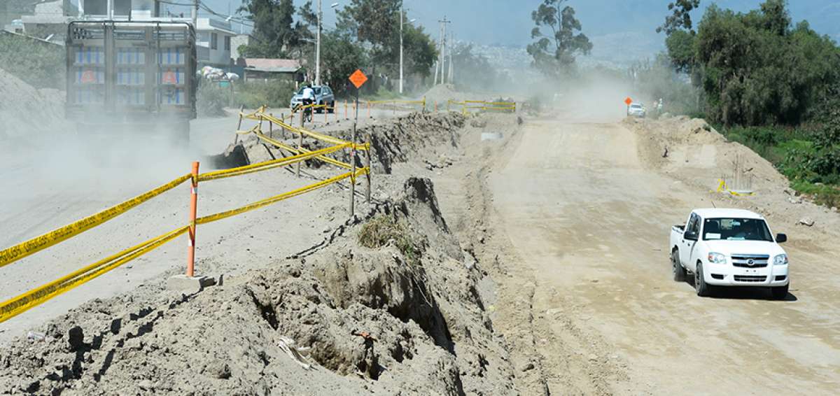 Varios tramos de la extensi&oacute;n de la Sim&oacute;n Bol&iacute;var muestran obras de diversos tipos inconclusas todav&iacute;a.