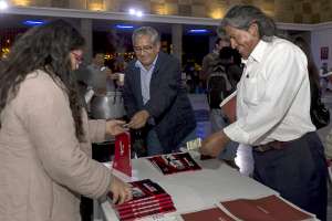 El libro se puso a la venta en el Teatro Universitario en Quito. Foto: Miguel Jim&eacute;nez.