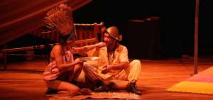 Los polivalentes actores tocan el bajo,marimba y percusi&oacute;n, instrumentos que cobran vida como personajes.