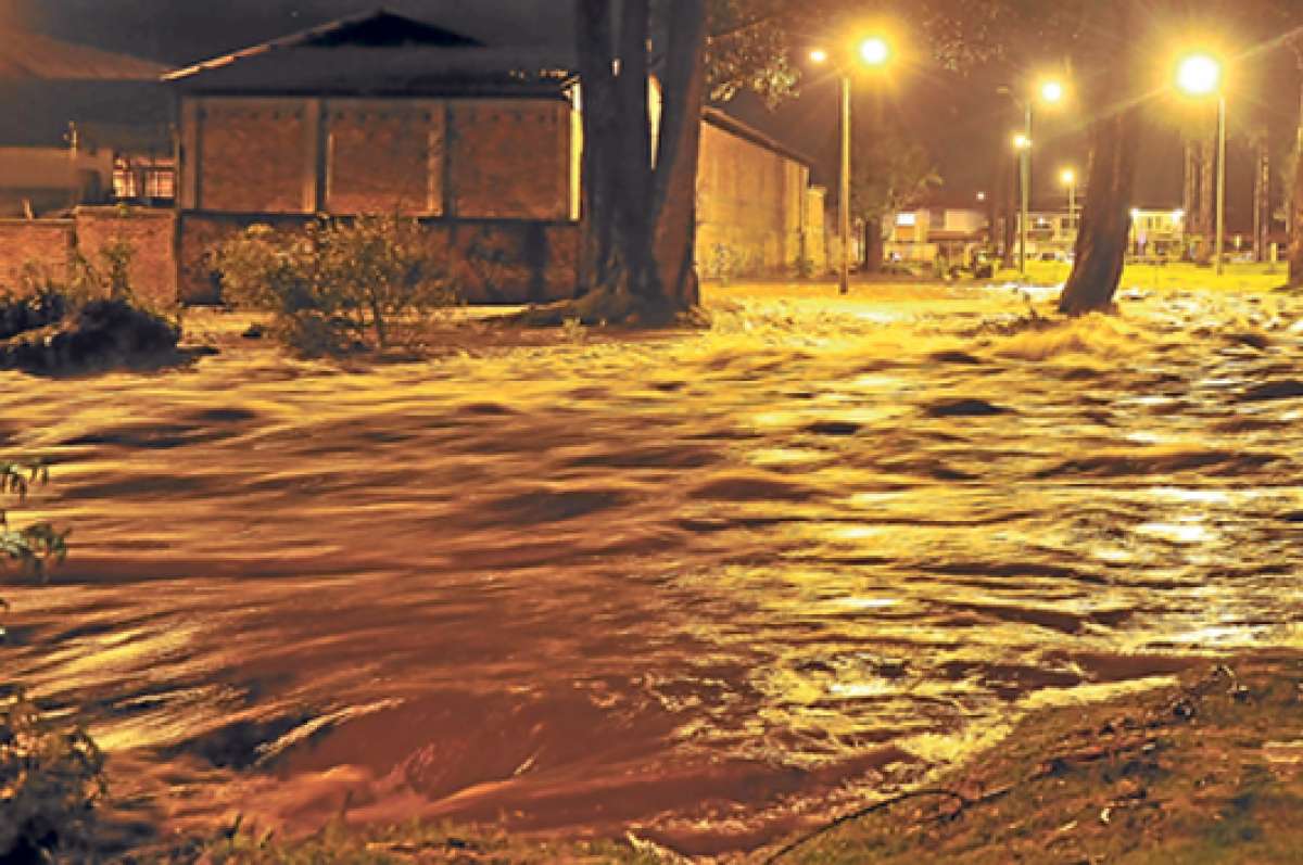 Completamente anegadas, incluso con fuerte correntada, quedaron las calles cercanas al r&iacute;o Tomebamba en la capital azuaya, luego de las torrenciales lluvias registradas desde el viernes hasta el domingo. Foto: Jos&eacute; Luis Llivisaca / El Tel&eacute;grafo