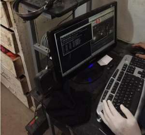 Entre la evidencia decomisada durante los allanamientos constan: computadoras, fotograf&iacute;as y filmaciones. Foto: Fiscal&iacute;a