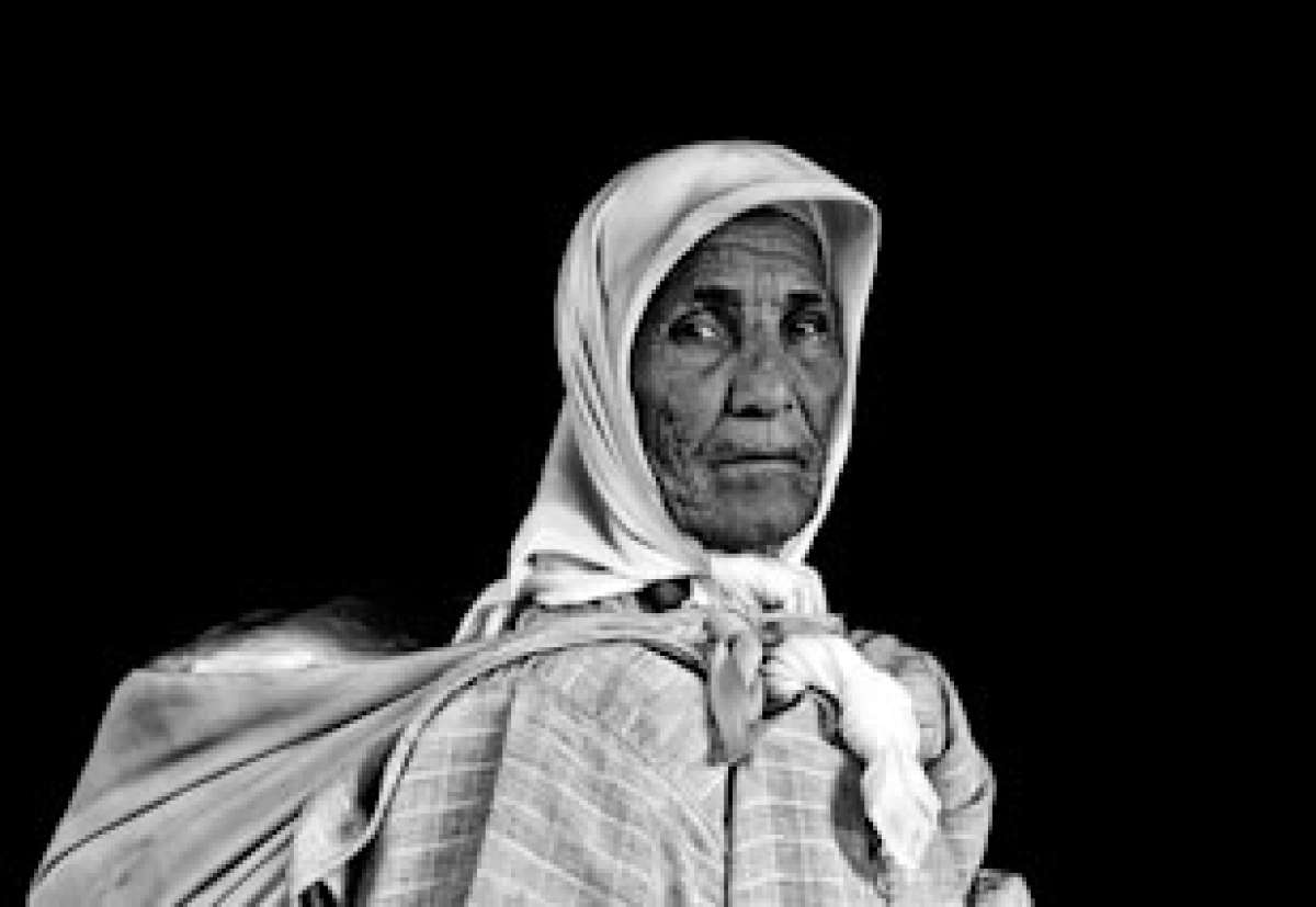 Sin dejar sus tradiciones isl&aacute;micas ni  amilanarse ante el clima extremo de las zonas des&eacute;rticas (fr&iacute;o en invierno y calor excesivo en verano) estas mujeres buscan la manera de   sobrevivir y mantener a sus familias. 