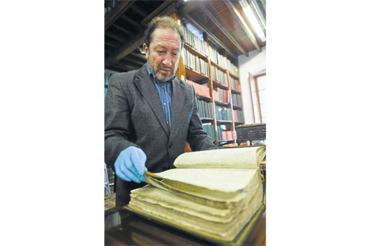 El actual cronista de la ciudad, Juan Paz y Mi&ntilde;o, revisa uno de los vol&uacute;menes que integran el Archivo Metropolitano de Historia. FOTOS: ANDRES DARQUEA