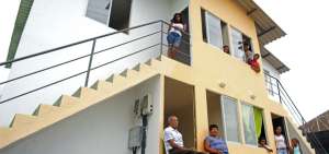 Las familias Gonz&aacute;lez, Z&uacute;&ntilde;iga (arriba), Delgado y Bravo (abajo) posan orgullosos en sus nuevas casas.