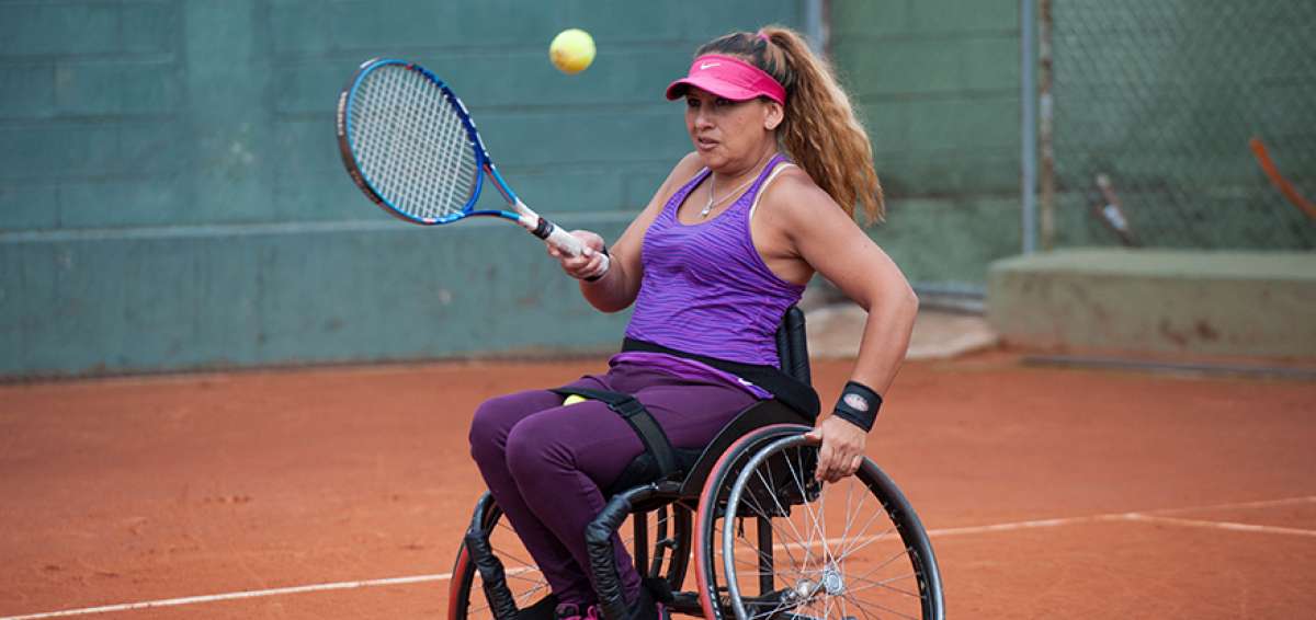 Carolina Lasso, de 42 a&ntilde;os, revela parte de su vida. Suele entrenar en las canchas del C&iacute;rculo Militar de Quito. Dice que su ventaja es ensayar con varones.