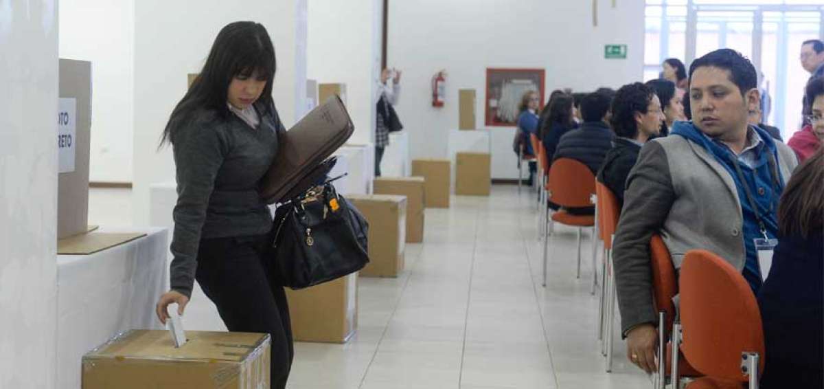 2.411 personas, entre estudiantes, docentes y personal administrativo de la Universidad Andina (UASB), votaron el lunes en la capital de la Rep&uacute;blica.