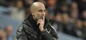 Guardiola observa a su equipo en un partido de la Premier League.