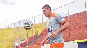 El delantero paraguayo Lauro Cazal, quien afronta molestias en su columna, fue un elemento clave en el ascenso de Aucas a la serie A la temporada pasada. Foto: Archivo