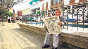 El periodista Elio Franco(62 a&ntilde;os) siente satisfacci&oacute;n de que ELTEL&Eacute;GRAFO est&eacute; m&aacute;s cercano a los manabitas con la oficina que abri&oacute; ayer en Manta. Foto: Rodolfo P&aacute;rraga.