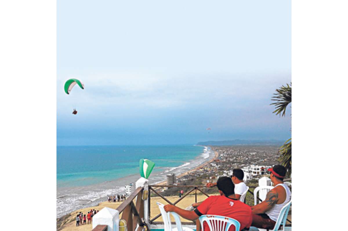 Crucita es uno de los puntos preferidos por los turistas para visitar en los feriados.Esta parroquia de Portoviejo brinda la facilidad para practicar deportes extremos como el parapente y el parasailing.Fotos: Rodolfo P&aacute;rraga/El Tel&eacute;grafo