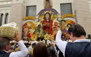 En el atrio de La Catedral se llev&oacute; a cabo la bendici&oacute;n de las flores, las frutas y el pan. Foto: Roberto Ch&aacute;vez / El Tel&eacute;grafo