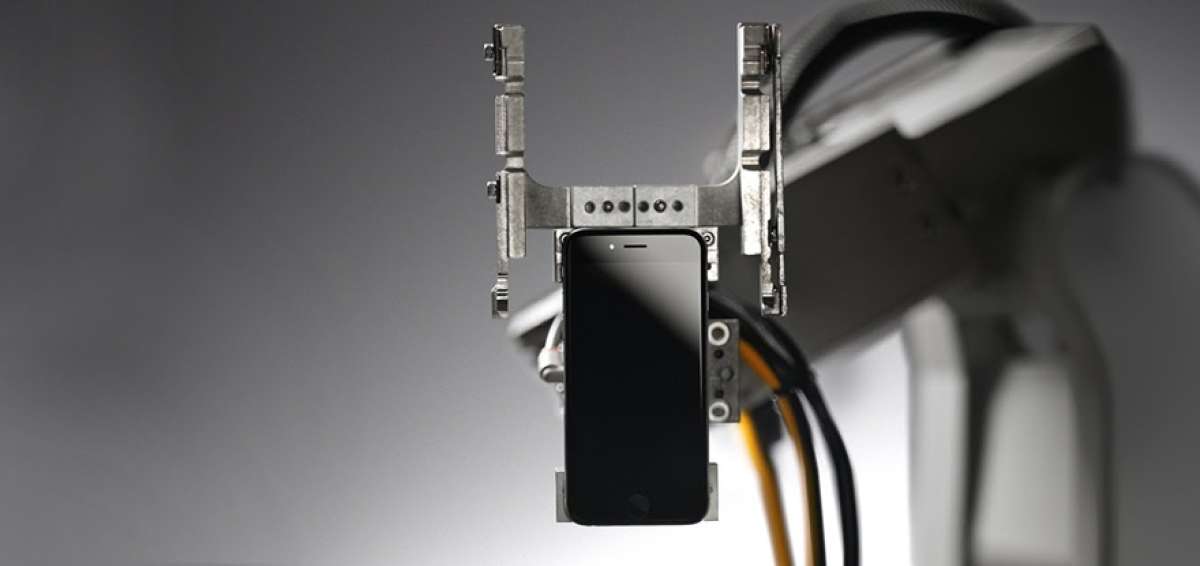 La empresa Cupertino usa un robot llamado Liam que desmenuza celulares para recuperar materiales. 