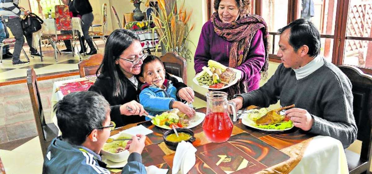 Los cuyes asados servidos con ensaladas con productos cultivados en huertos agroecol&oacute;gicos y acompa&ntilde;adas con papas cocidas gustan a los visitantes de Mocha.