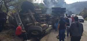 Cami&oacute;n aplast&oacute; a un carro liviano en Loja; hay cinco muertos