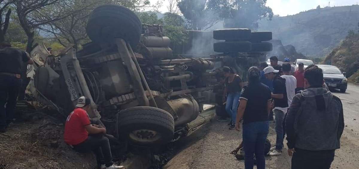 Cami&oacute;n aplast&oacute; a un carro liviano en Loja; hay cinco muertos
