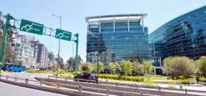 Los responsables del proyecto UDLA-EKOPARK compensaron a la ciudad con un paso a desnivel en la zona.