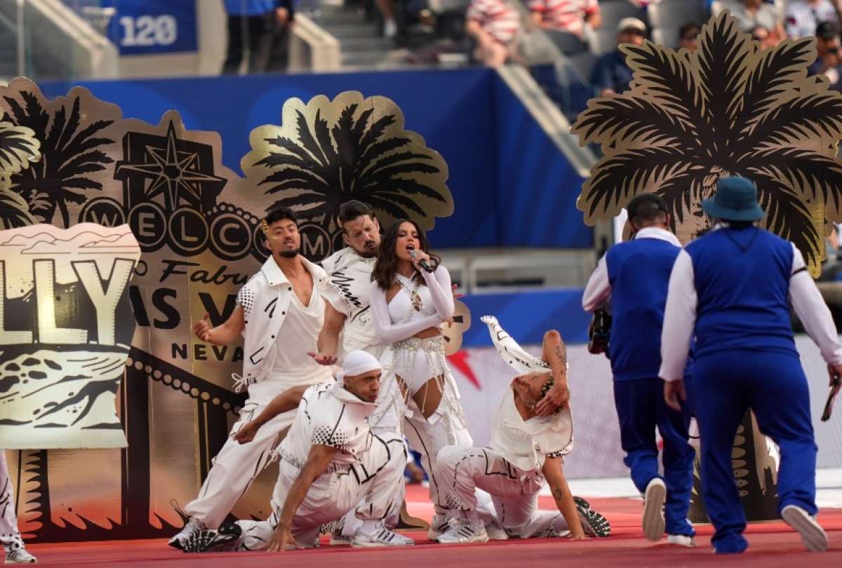 La cantante brasile&ntilde;a Anitta (C) act&uacute;a durante el espect&aacute;culo previo al partido inaugural del Mundial 2026 en Estados Unidos entre EE. UU. y Paraguay, en Los &Aacute;ngeles.