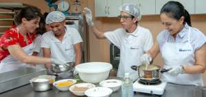 Roc&iacute;o de Moreno y Claudia Salem, esposa del vicepresidente de la Rep&uacute;blica, participaron en la elaboraci&oacute;n de dulces con los j&oacute;venes.