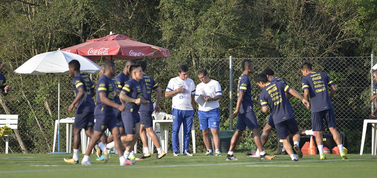 Gustavo Quinteros -DT de Ecuador- junto a su asistente t&eacute;cnico, Luis Su&aacute;rez, en el complejo de Vila Ventura.  