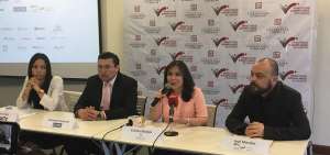 Leonardo Izquierdo (izq), de la UTPL; Cristina Burgos, de la Corporaci&oacute;n L&iacute;deres para Gobernar; y Jos&eacute; Morales, de GIZ, presentaron la convocatoria.