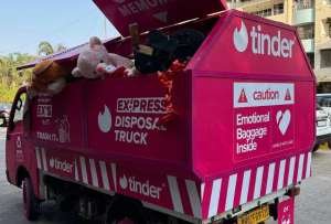 Deja atrás todos los recuerdos de tu ex. Tinder promociona un camión para botar lo que te regaló el innombrable. 