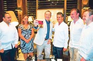 Momentos en que el actor se tom&oacute; una foto con el presidente mexicano Enrique Pe&ntilde;a Nieto.