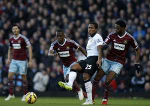 Enner Valencia (i.) y Antonio Valencia fueron titulares en sus respectivos equipos. Foto: AFP