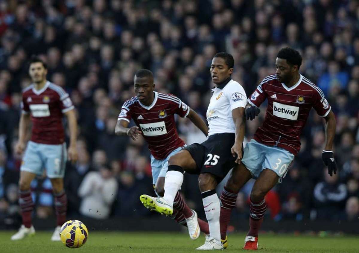 Enner Valencia (i.) y Antonio Valencia fueron titulares en sus respectivos equipos. Foto: AFP