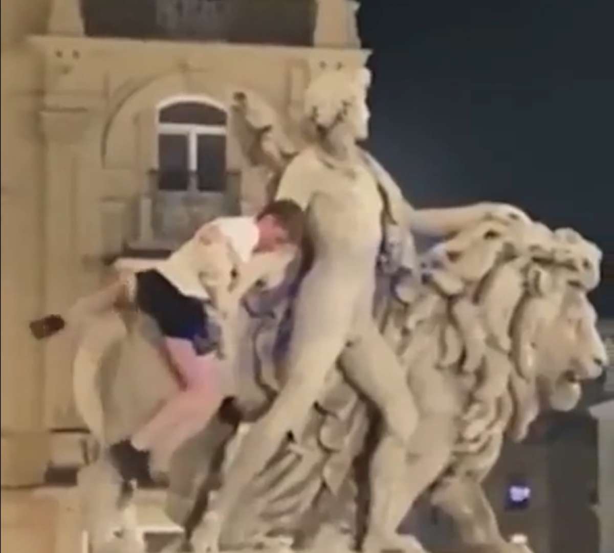 El turista intentó subirse a la icónica estatua recién restaurada. 