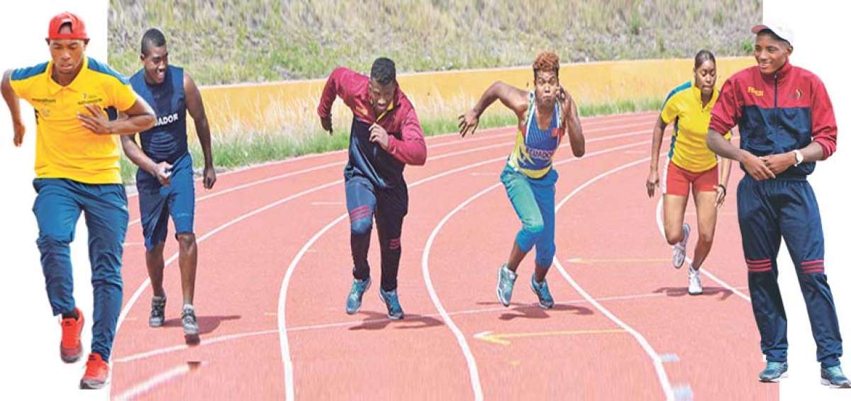 Los impulsadores de bala Stalin Mosquera (izq.), Jordi Congo y Poleth M&eacute;ndez (der.), efect&uacute;an un pique en la pista atl&eacute;tica del Centro de Alto Rendimiento de Carpuela, ubicada 42 km al norte de Ibarra.