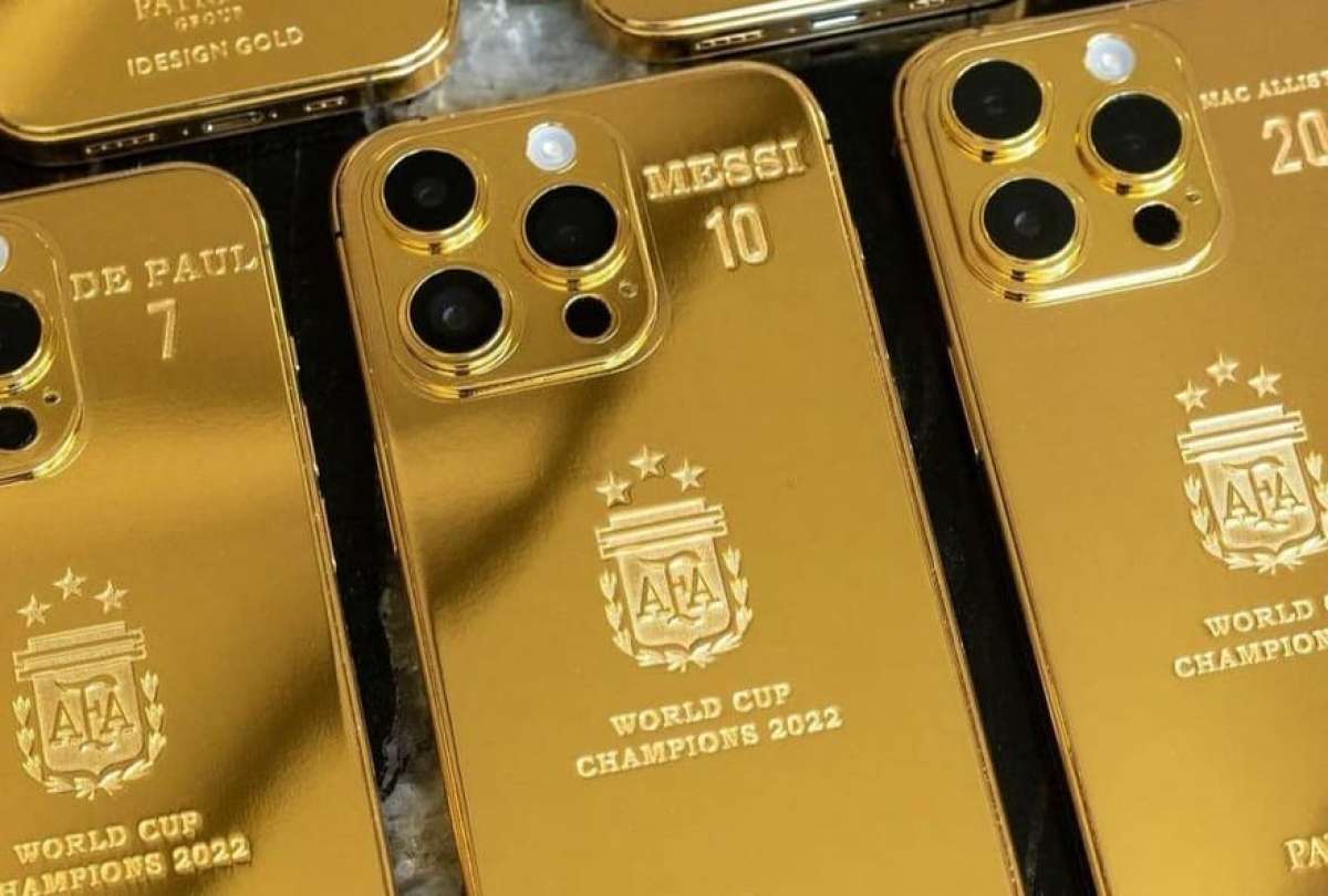 Fueron 35 dispositivos recubiertos con oro los que regaló Messi a su equipo.