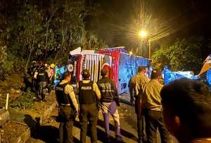 Cinco fallecidos y varios heridos en choque entre bus y camión en Esmeraldas