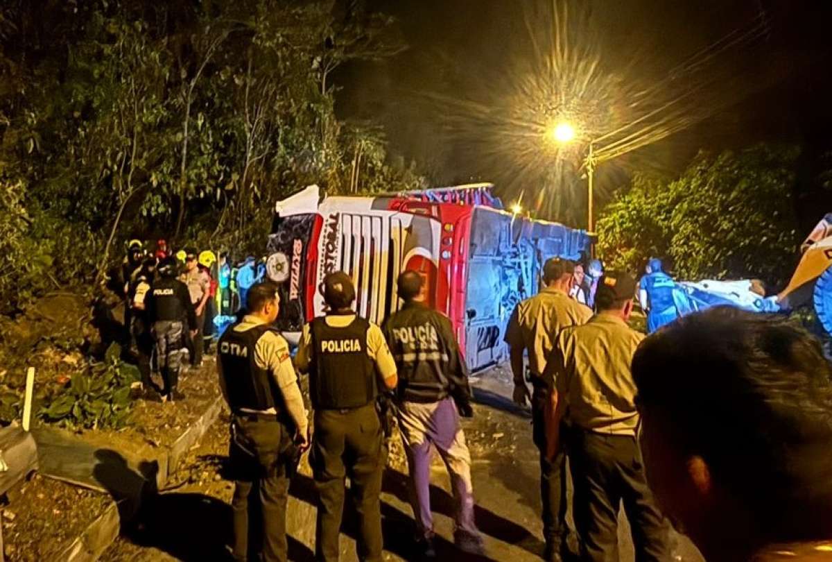 Cinco fallecidos y varios heridos en choque entre bus y camión en Esmeraldas