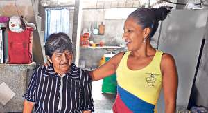 Sonia C. y su madre Mar&iacute;a Q. -quien fue agredida por metropolitanos- residen cerca del estero Salado y son vendedoras informales en la terminal. Foto: Karly Torres / El Tel&eacute;grafo