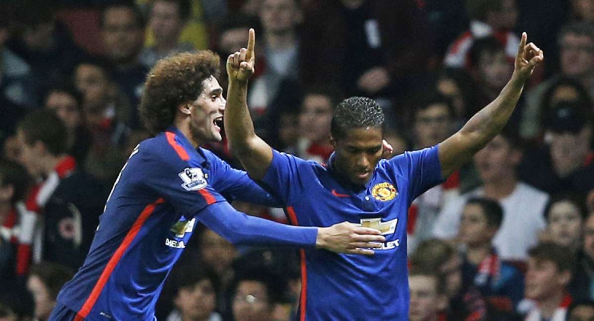 Antonio Valencia celebra con los brazos en alto el primer gol del Manchester United ante el Arsenal. Lo acompa&ntilde;a en el festejo Marouane Fellaini. Foto: AFP