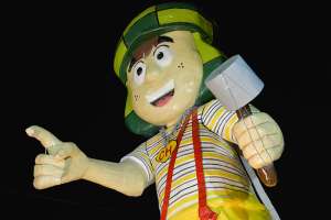 Creador de El chavo del 8 gigante acepta regalarle el monigote al hijo de Chespirito