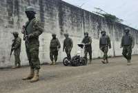 Militares usan equipos tecnológicos para detectar túneles o caletas en cárceles.