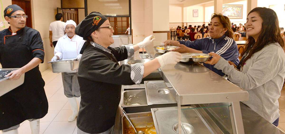 La chef Cecilia Regalado comanda su negocio de catering Nutri delicias en Ambato que atiende a diario a 1.060 estudiantes, profesores y personal administrativo del Centro Educativo Sagrada Familia, situado al sur occidente de Ambato.