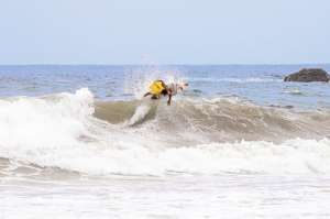 Parrales no pudo coger una buena ola en el segundo heat del d&iacute;a y qued&oacute; eliminado. Foto: Cortes&iacute;a