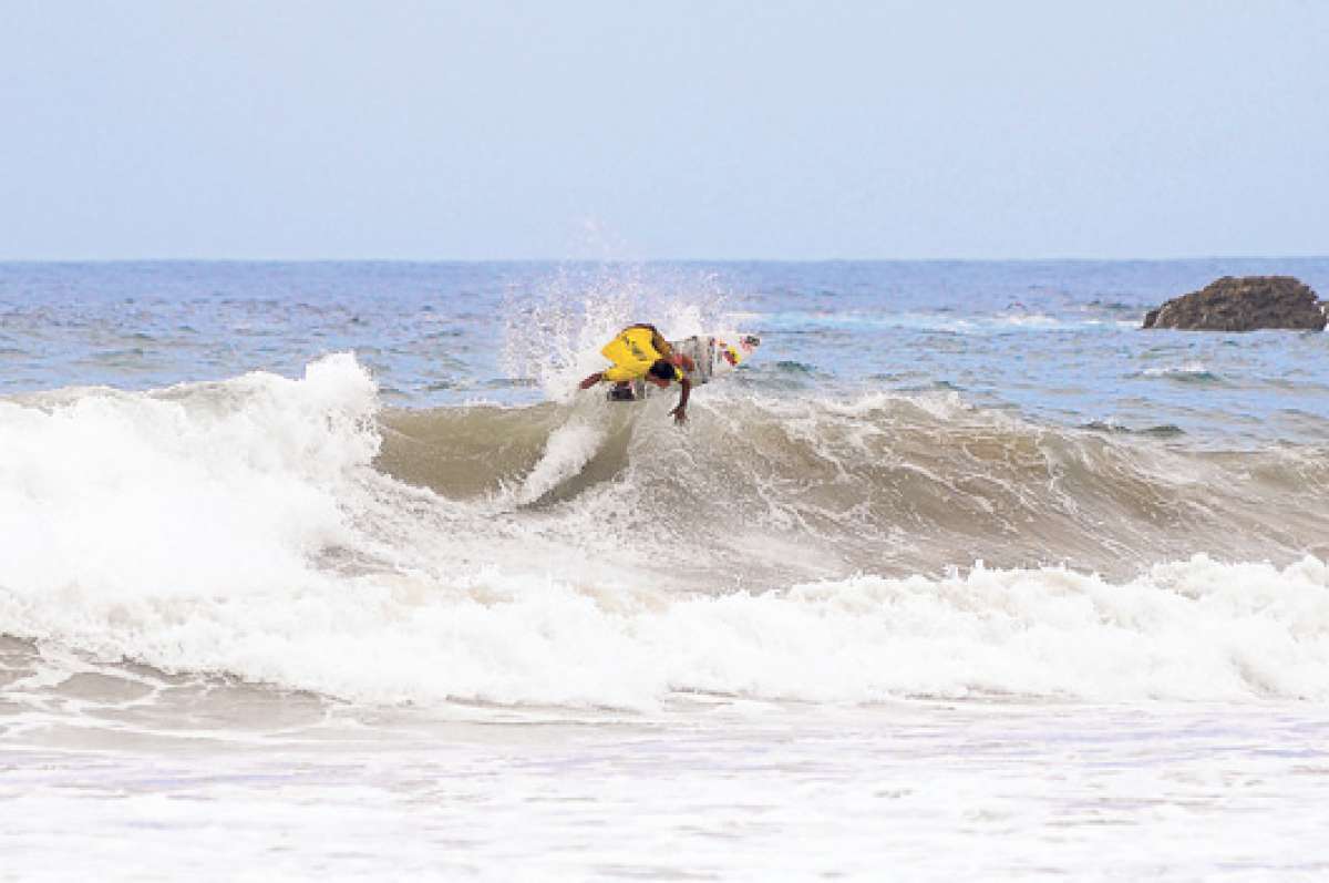 Parrales no pudo coger una buena ola en el segundo heat del d&iacute;a y qued&oacute; eliminado. Foto: Cortes&iacute;a