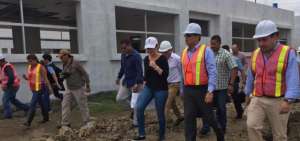 El Mandatario durante el recorrido de la obra UEM Ileana Espinel Cede&ntilde;o. 