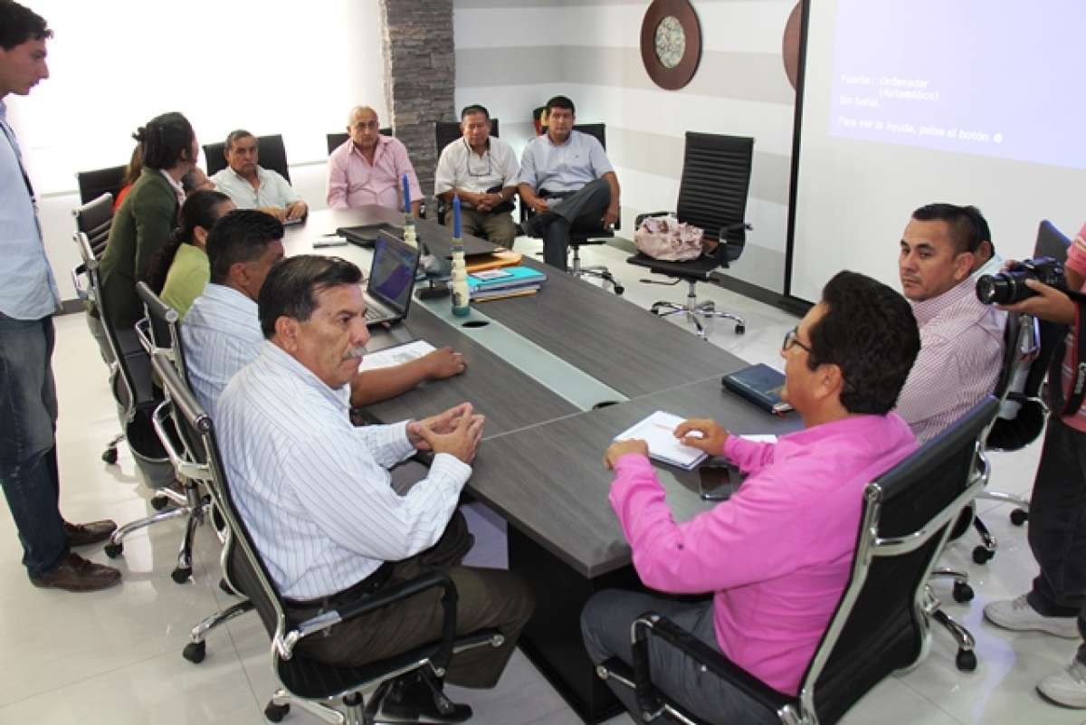 Zambrano (d) recibi&oacute; a los representantes de los transportistas en su despacho. Foto: Cortes&iacute;a Municipio de Manta