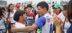 &rarr;Gema Ortiz (i) felicita y se despide de los jugadores de f&uacute;tbol de Manab&iacute;, que quedaron campeones al terminar los Juegos de Playa.  