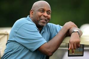 Moses fue MVP de la NBA en tres ocasiones; y en 1983 gan&oacute; su primer y &uacute;nico anillo con los Sixers.