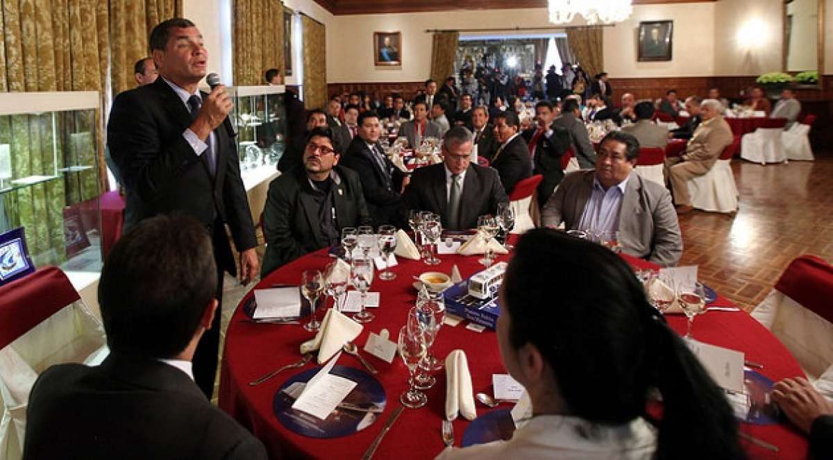 El presidente Rafael Correa almorz&oacute; hoy con los dirigentes del transporte urbano. Foto: Tomada de la Presidencia