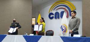La presidenta del CNE, Diana Atamaint; y el director del IGM, Jaime Navarrete suscribieron el convenio interinstitucional.