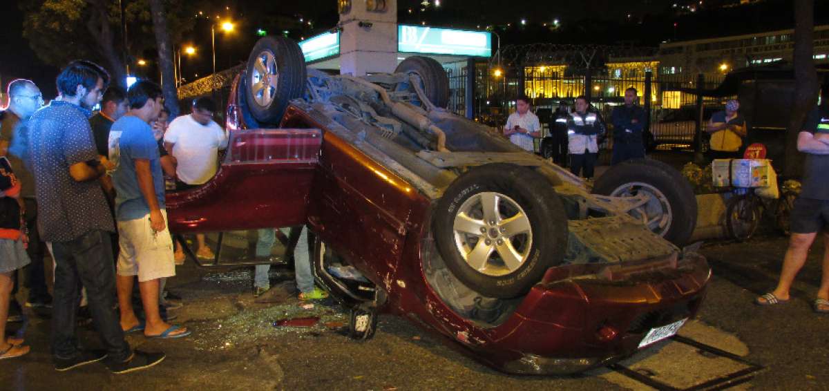 El veh&iacute;culo permaneci&oacute; cerca de media hora en el sitio. Fue retirado por una gr&uacute;a.