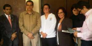 La nueva ministra  de Salud (caf&eacute;) reemplazar&aacute; a Carina Vance (blanco). Foto: Tomada de la cuenta de Facebook de Margarita Guevara.